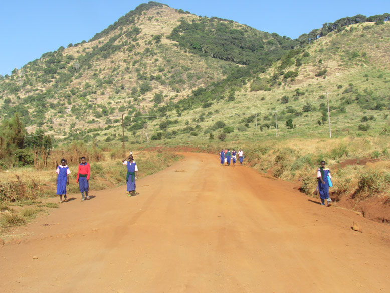niñas saliendo de la escuela